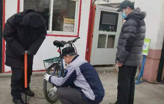政興物業(yè)崇山公務(wù)員住宅項(xiàng)目設(shè)立便民服務(wù)臺(tái)--學(xué)習(xí)雷鋒，不只是口號(hào)，更是行動(dòng)